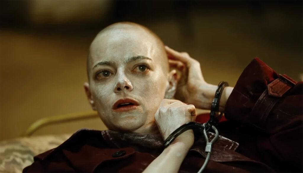 “Bugonia”: la favola nera di Yorgos Lanthimos sul potere, la paranoia e l’inganno del “greenwashing”