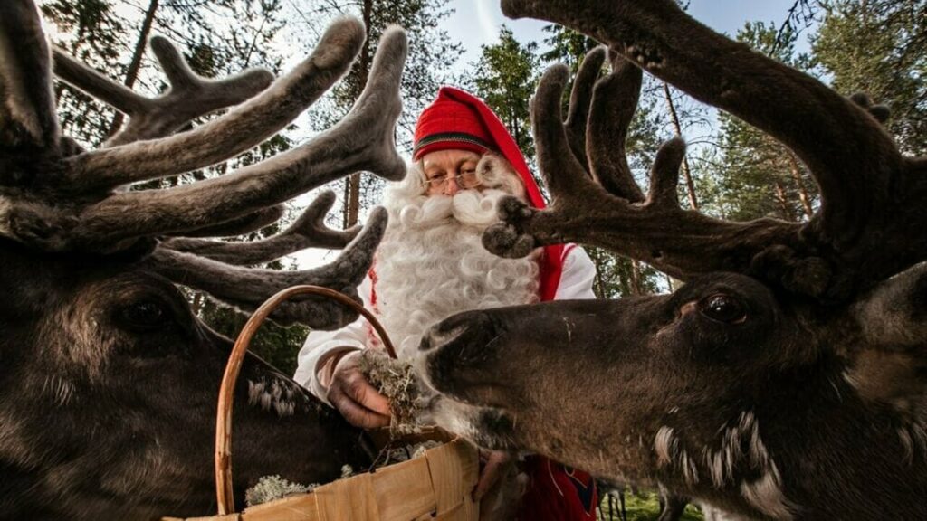 Non c’è più pace neanche per Santa Claus. L’overturismo nel Circolo Polare Artico stressa pure Babbo Natale
