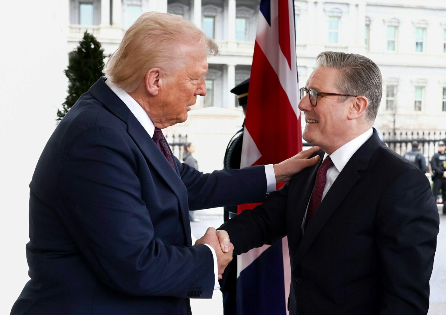 L’amletica logica britannica di Sir Starmer, tra Ucraina, dazi americani, eredità postcoloniali, strappi di Trump