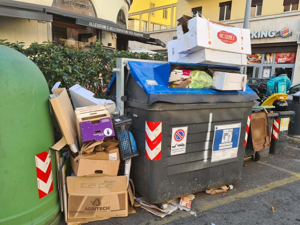Roma rifiuta i suoi rifiuti, riusa poco ed ‘esporta’ 7 milioni di spazzatura fuori regione (o all’estero)