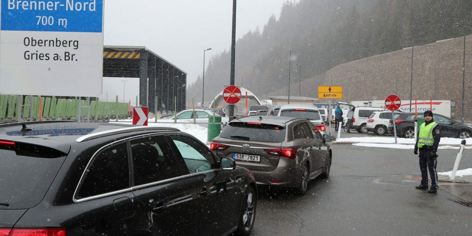 Il Tirolo austriaco limita il transito dei Tir dal Brennero. Il ricorso dell’Italia tira il freno alla protezione delle Alpi
