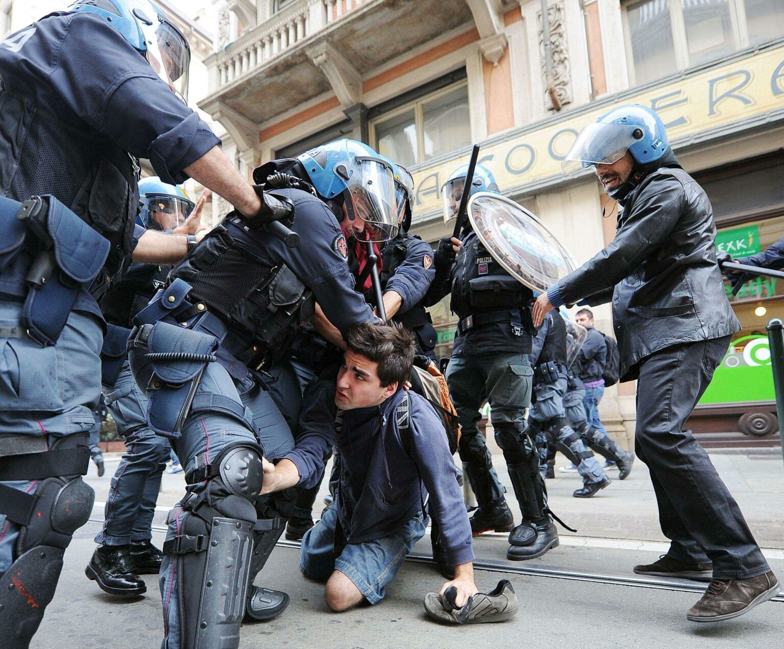 Mano pesante sulla Costituzione: da dove nasce e dove porta il nuovo decreto sicurezza della destra