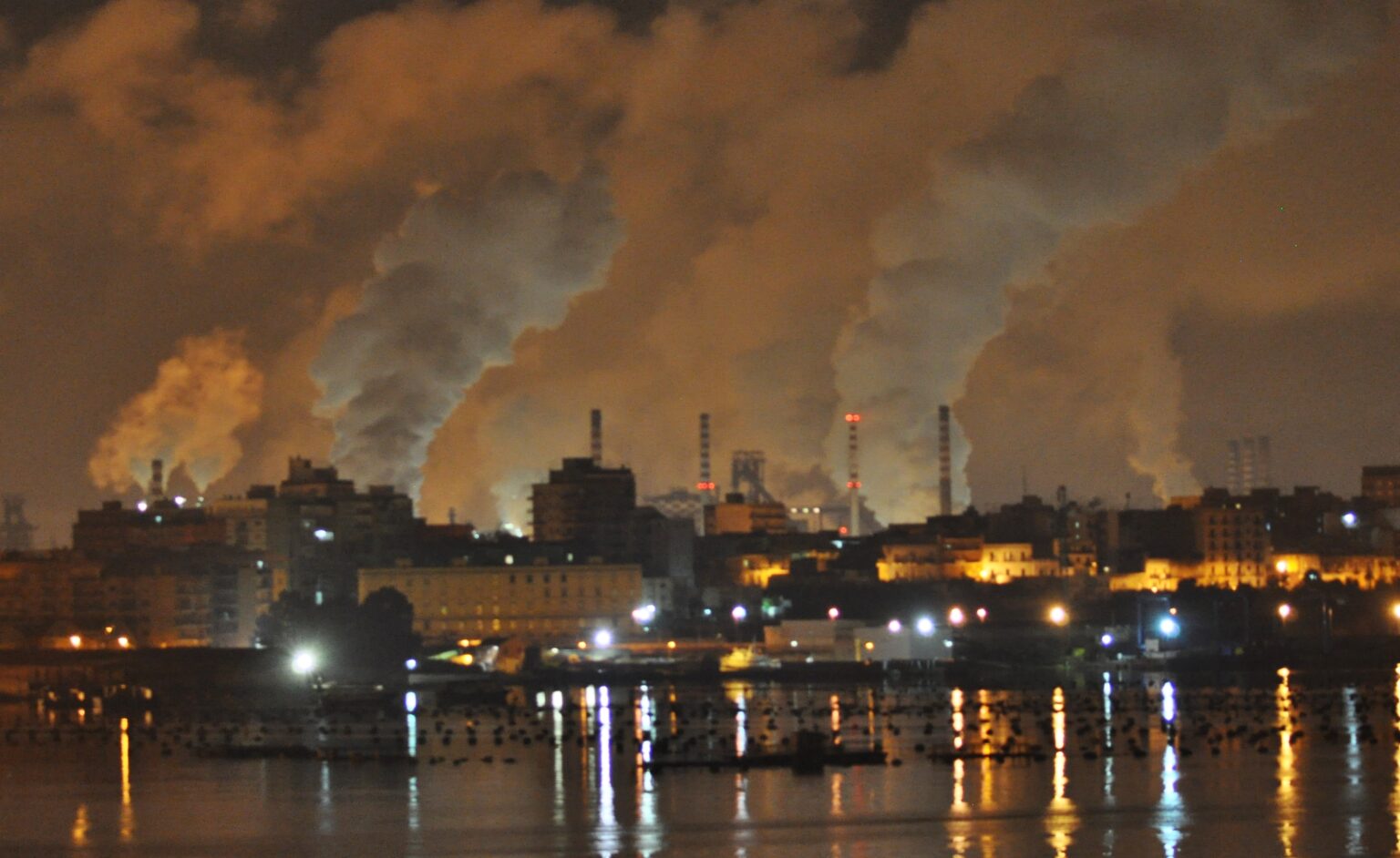 Taranto, la città del disincanto è paralizzata dall’ennesimo morto all’Ilva: “sacrificato alla patria”. Come in guerra