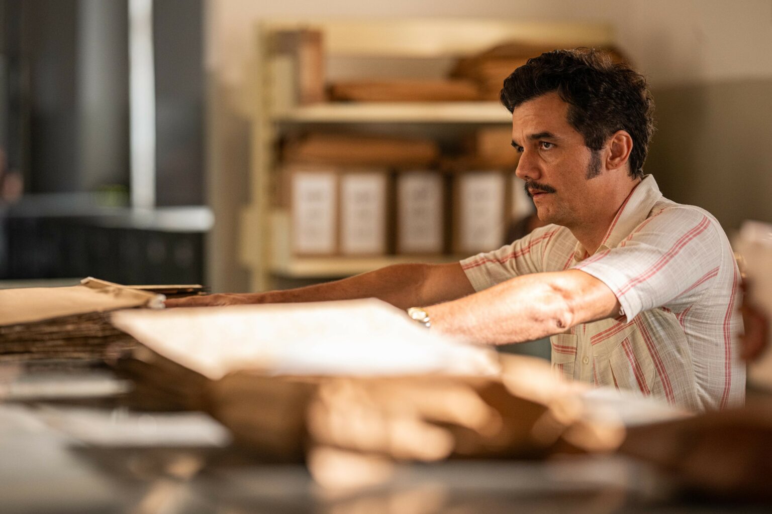 “L’agente segreto” di Kleber Mendonça Filho: tracce disperse, frammentarie, contraddittorie in un thriller politico