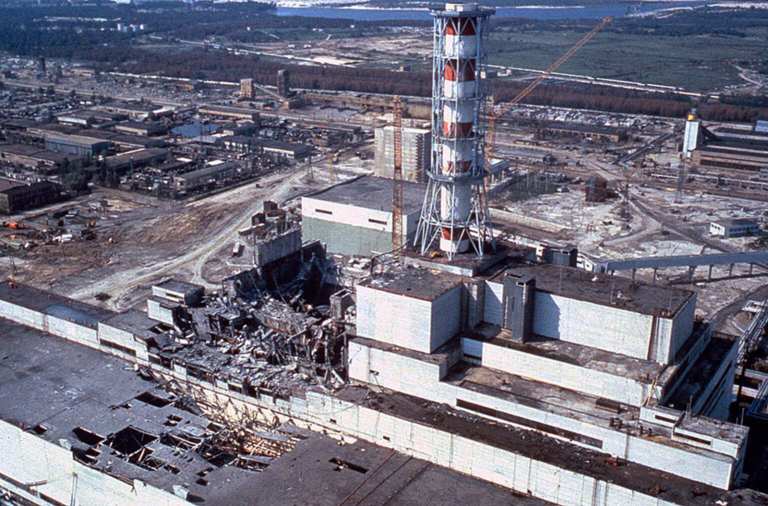 1986. Chernobyl. Giornalisti in visita senza protezioni, ma con la vodka “antiradiazioni” e i villaggi Potyomkin