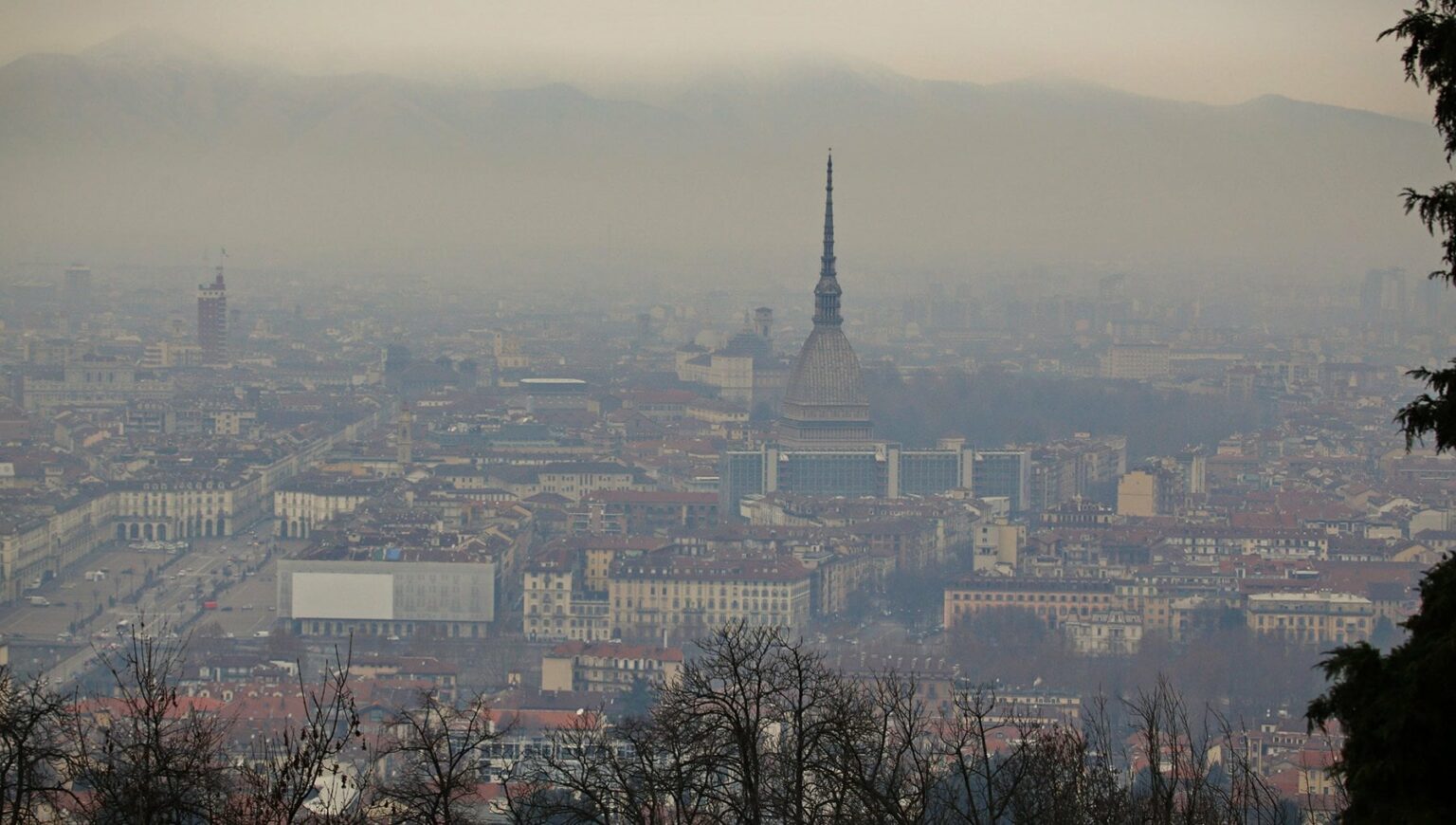 Smog, prosciolti eccellenti e impasse. Come uscire dal vicolo cieco del “caso Torino” sollevato da Amendola?