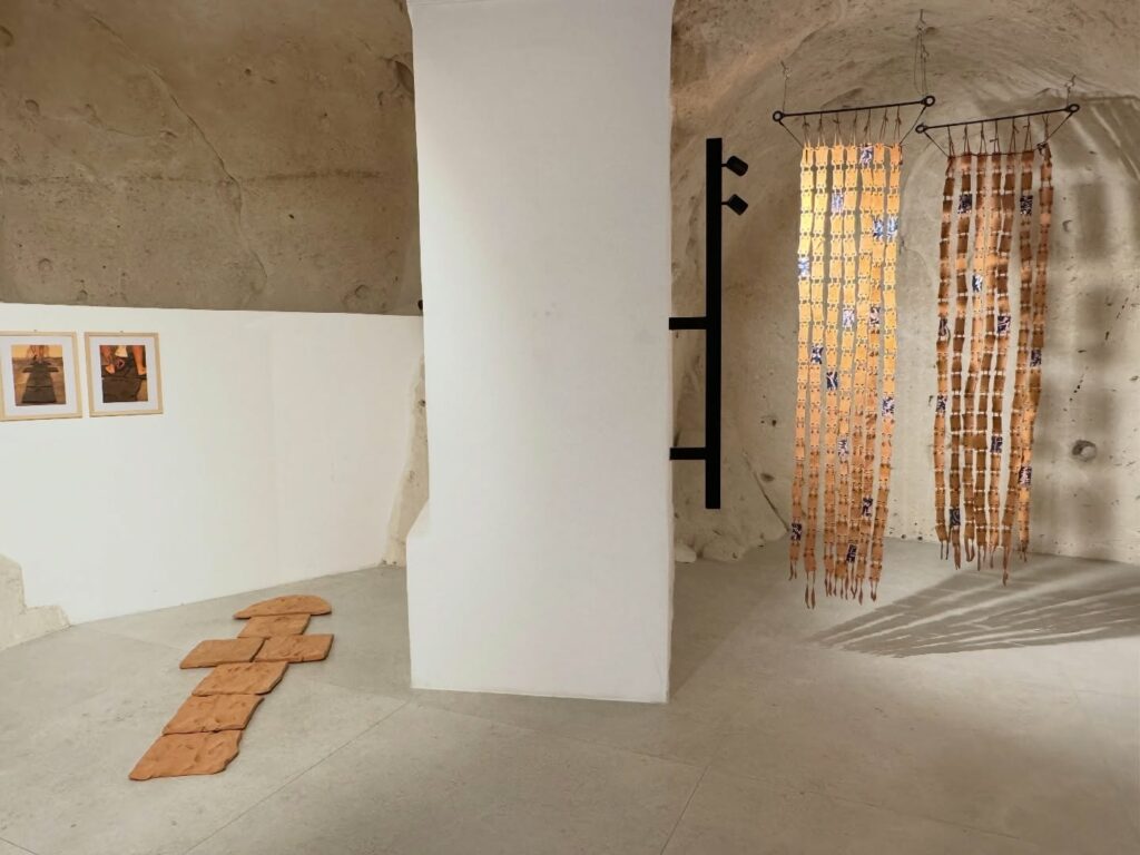 «Restare è un gioco serio»: la mostra d’arte contemporanea Remains(S) alla Momart Gallery di Matera