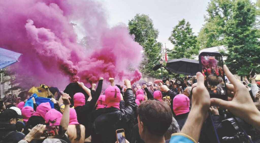 «A Venezia il mondo si incontra»: Buttafuoco presenta la Biennale fra fumogeni fucsia e Pussy Riot