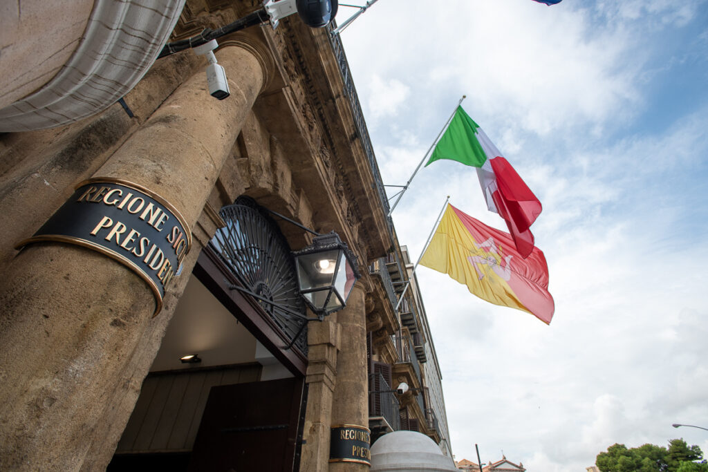 Sicilia: «lo Statuto promette, la politica non realizza». Sull’Autonomia, la realtà dei fatti smentisce la retorica ufficiale