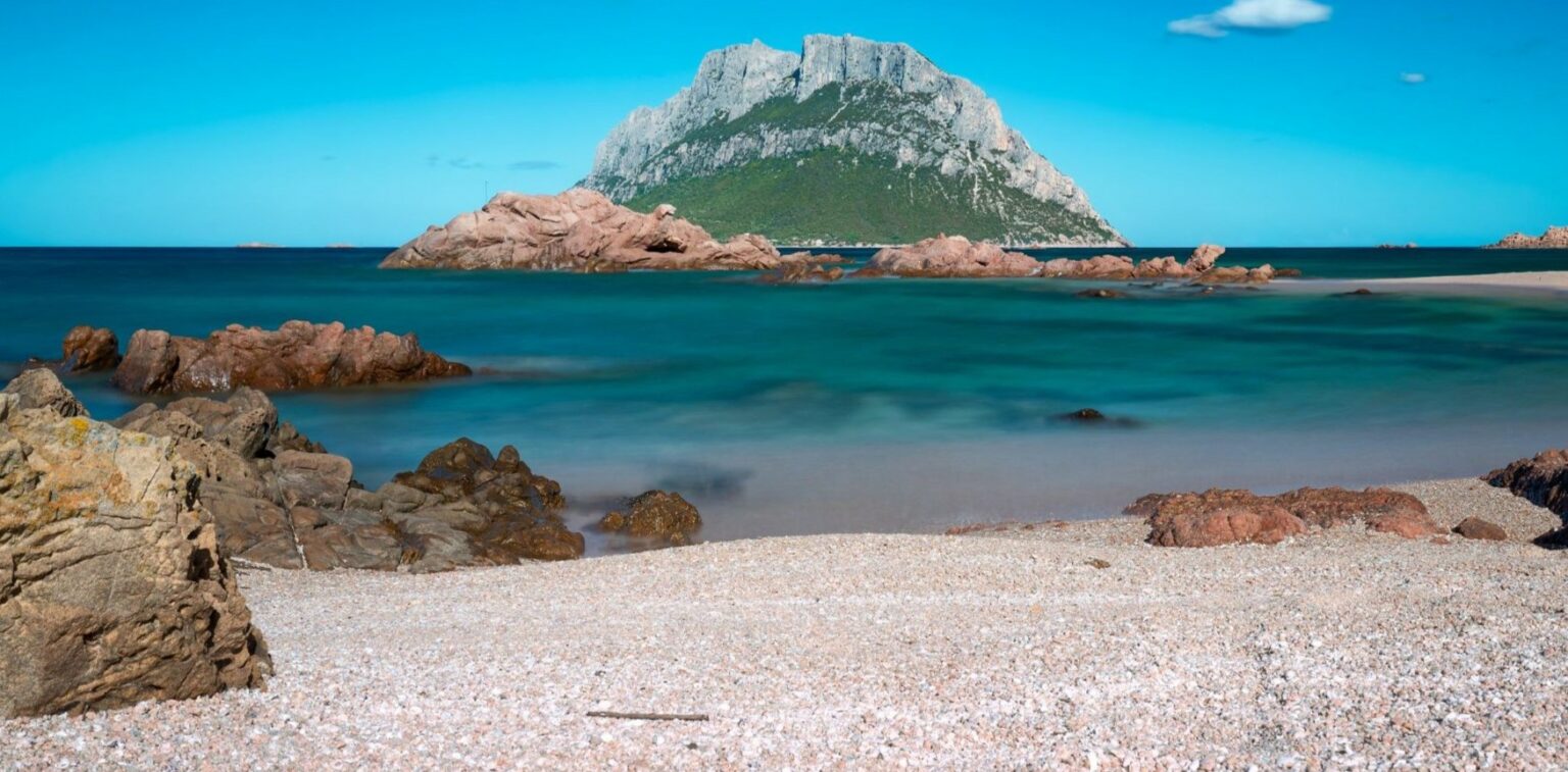 Cemento a gogò in Sardegna e Albania. Un’unica domanda: perché distruggere ancora la natura?
