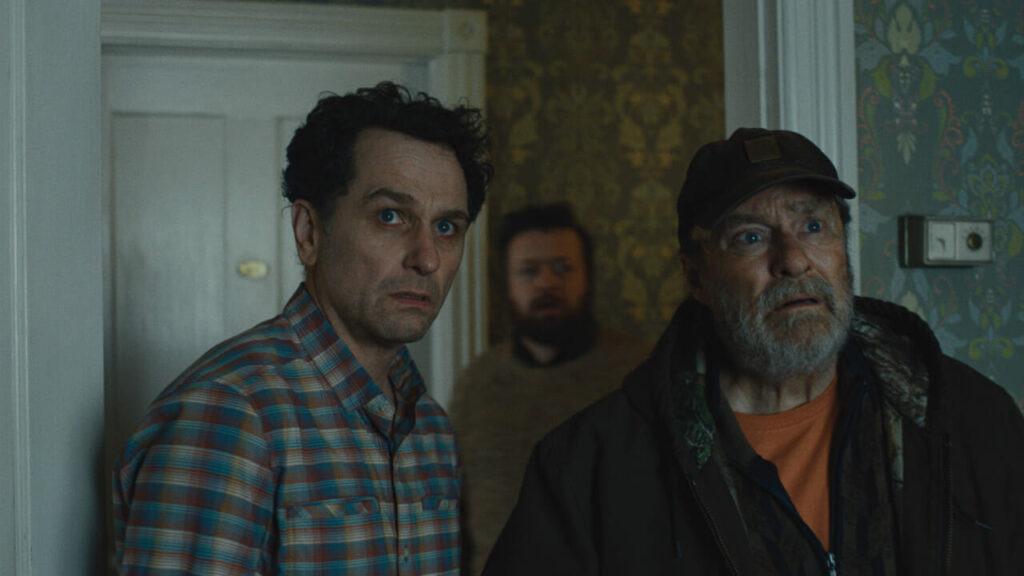 “Widow’s Bay”: a metà strada tra comedy e horror su Apple Tv, la miniserie che atterrisce e fa ridere