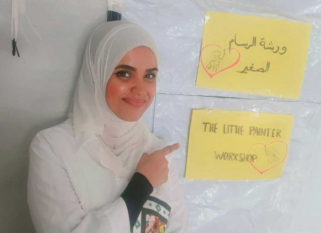 I fumetti di Safaa Odah raccontano con emozione e umorismo l’orrore di Gaza. La mostra “Al di là del mare”, a Lecce