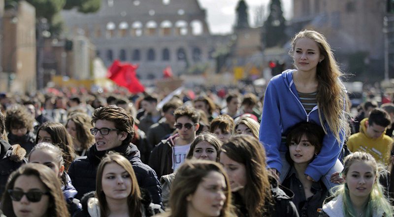 Disagio giovanile e contestazioni di piazza. «Si può chiedere moderazione a chi teme di non avere un futuro?»