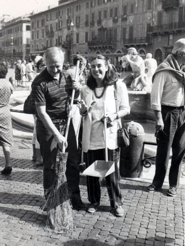 Laura Biagiotti con Vittorio Emiliani alla ramazzata di Piazza Navona a Roma